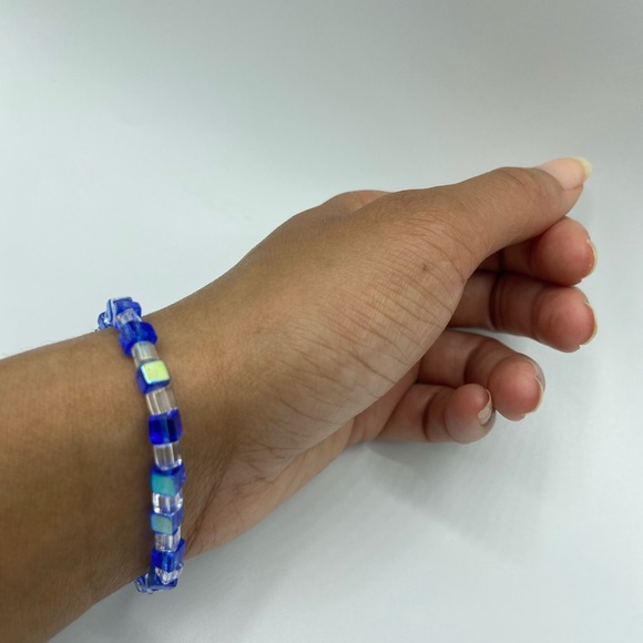 Handmade Glass Cube Bead Elastic Bracelet - Picture 6 of 8